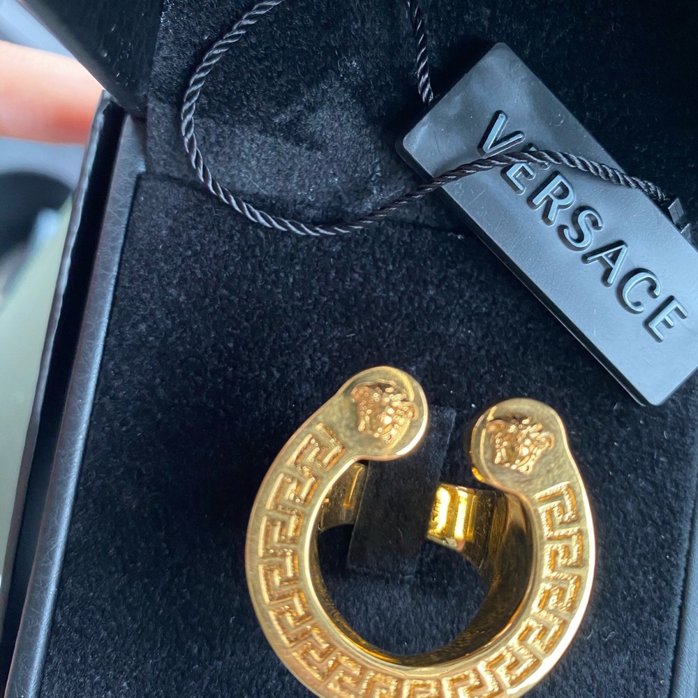 ✨Versace✨ ring - Picture 2 of 4